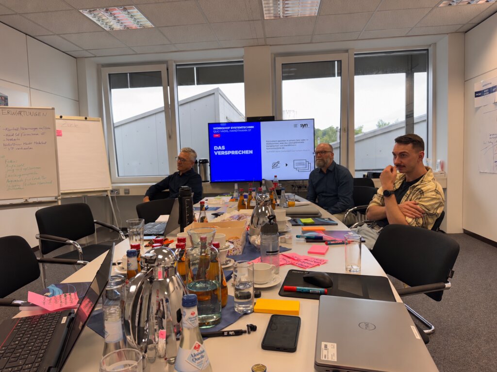 Teilnehmende des Markenstrategie-Workshops von SYNBRAND und Handtmann Systemtechnik diskutieren das Markenversprechen und die strategische Positionierung.