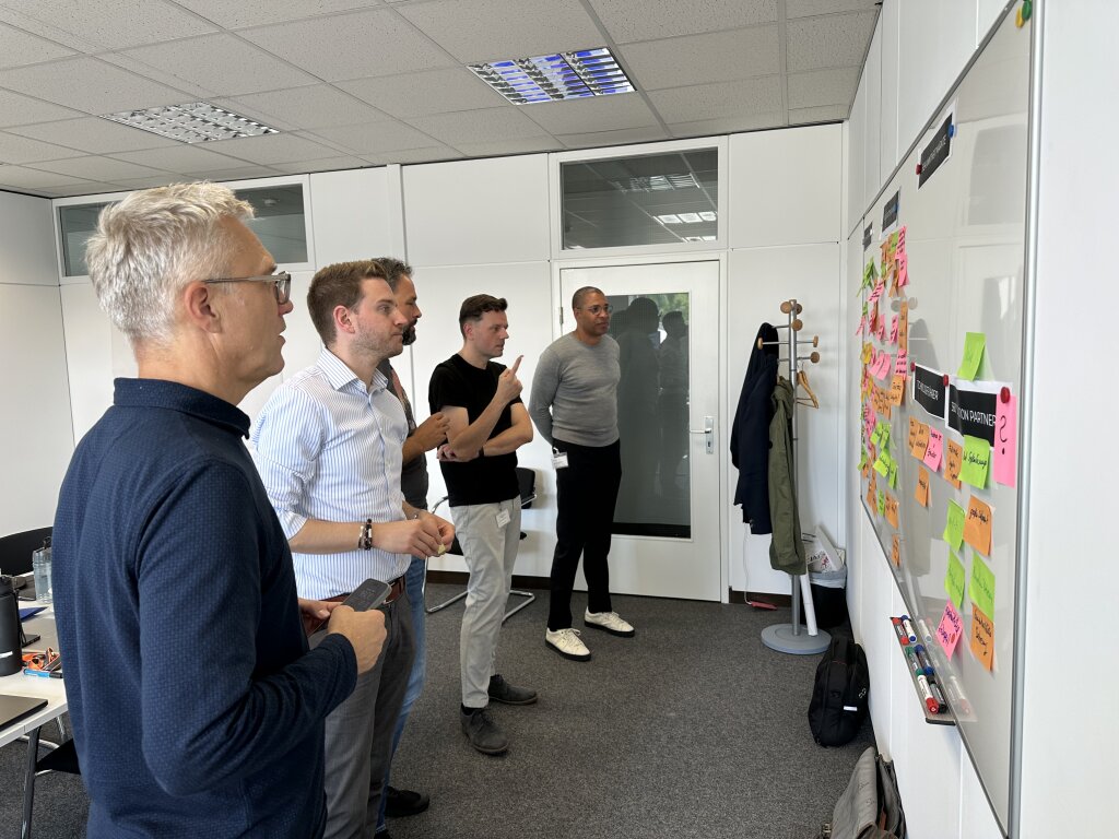 SYNBRAND und Handtmann Systemtechnik beim gemeinsamen Markenstrategie-Workshop mit Ideen und Ergebnissen auf einem Whiteboard.