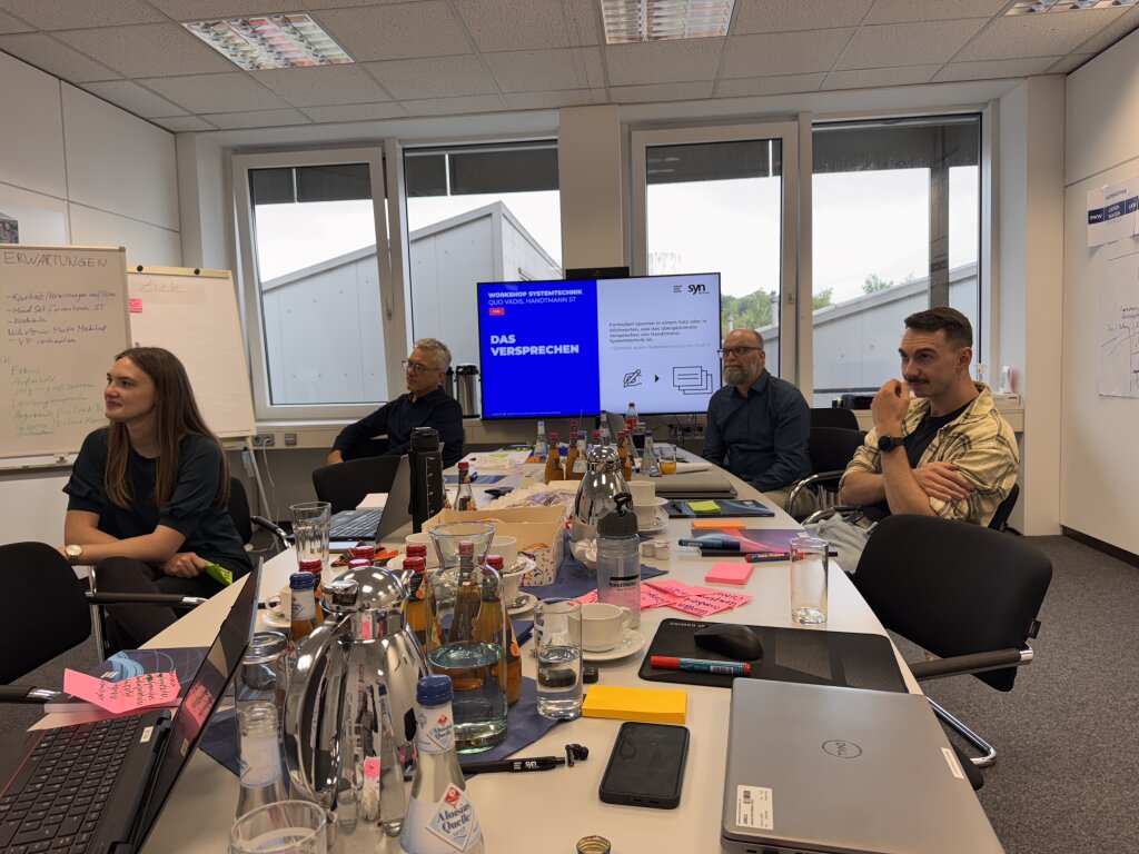 Teilnehmende des Markenstrategie-Workshops von SYNBRAND und Handtmann Systemtechnik diskutieren das Markenversprechen und die strategische Positionierung.