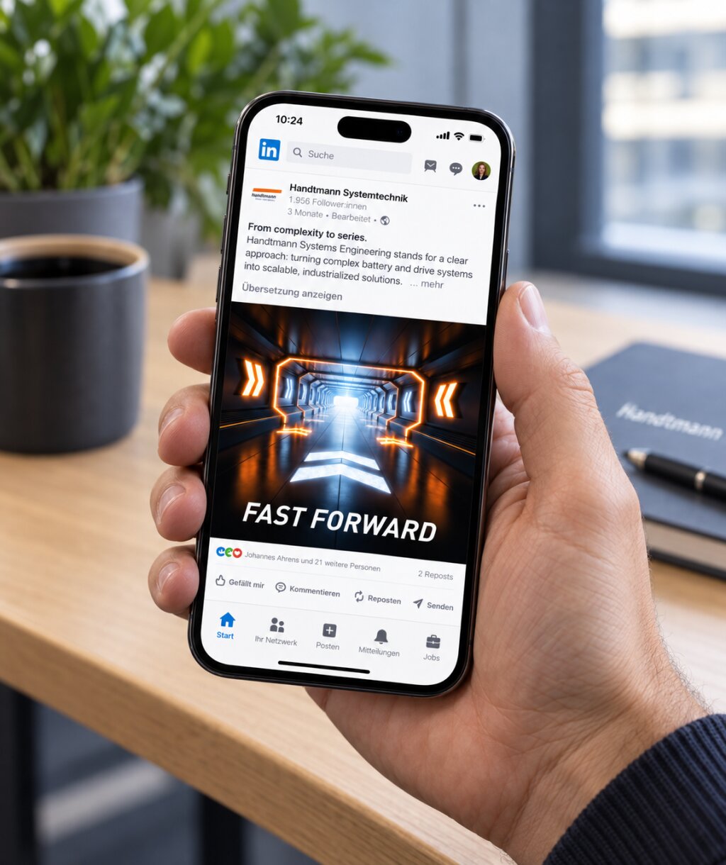 LinkedIn-Beitrag von Handtmann Systemtechnik mit dem von SYNBRAND entwickelten Key Visual und dem Claim &bdquo;FAST FORWARD&ldquo;.