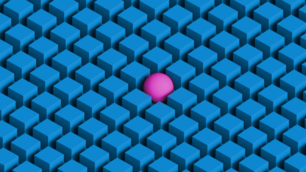 Eine pinke Kugel hebt sich zwischen dicht angeordneten blauen W&uuml;rfeln ab.